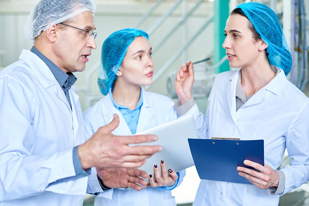 Protege tu ropa de cualquier sustancia química con nuestras batas laboratorio